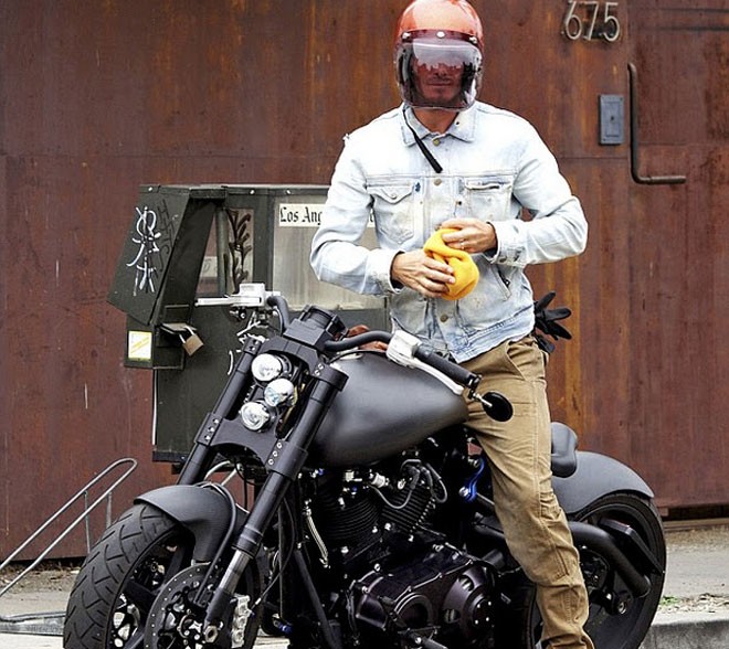 David Beckham có sở thích sưu tầm ô tô sang, nhưng đôi lúc là những chiếc “ngựa sắt”.